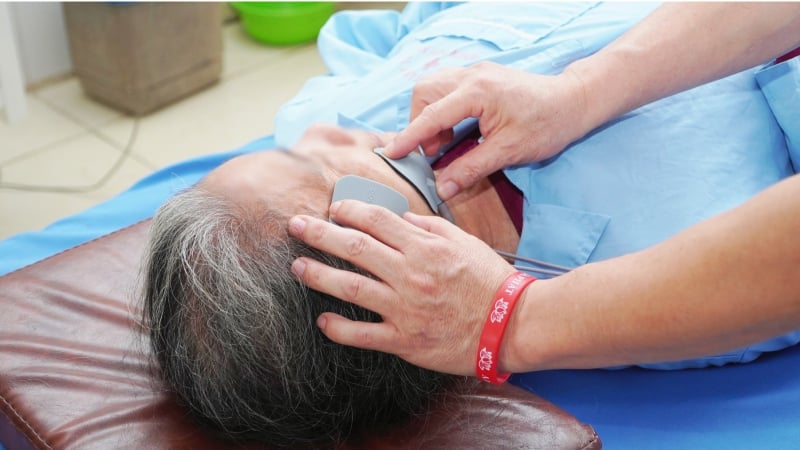 dau-buot,-cham-chich-nhu-bi-dien-giat-vung-ma-phai,-bac-si-canh-bao-nguy-hiem