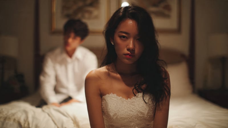 cu-soc-dem-tan-hon-khien-hai-vo-chong-ngu-rieng,-chang-muon-man-nong-gi-nua