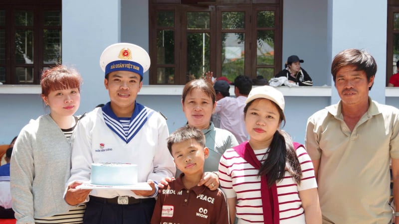 vo-oa-giay-phut-gap-lai-con-sau-nhung-ngay-dau-toi-luyen-noi-thao-truong