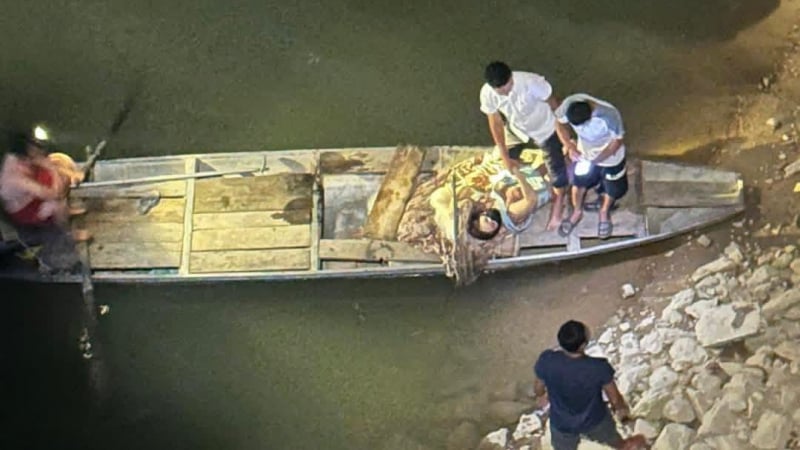 nguoi-dan-ong-ke-lai-giay-phut-“sinh-tu”-cuu-2-me-con-tren-song-lam