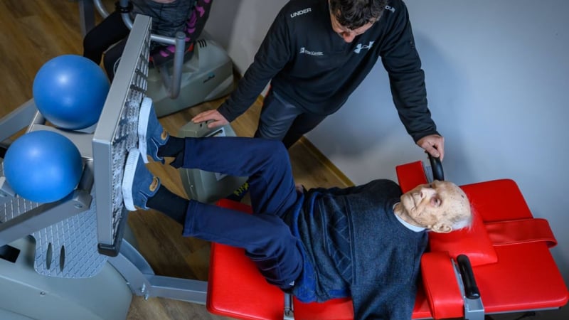 cu-ong-100-tuoi-tap-gym-2-buoi/tuan,-nang-ta-40kg-“nhe-nhu-khong”