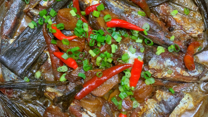 kho-ca-theo-cach-nay-khong-chi-co-mon-ca-kho-ngon-ma-con-la-bai-hoc-cuoc-song-tuyet-dinh