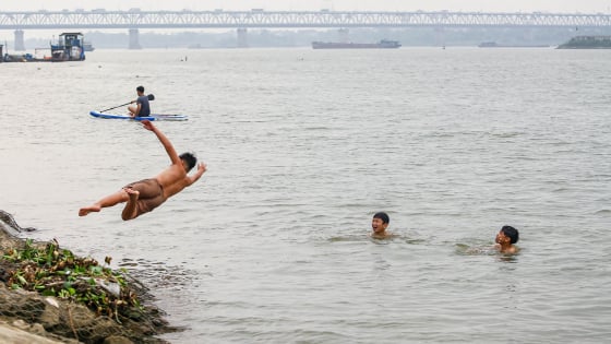 bat-chap-nguy-hiem,-nguoi-dan-keo-nhau-ra-song-hong-tam-tranh-nong