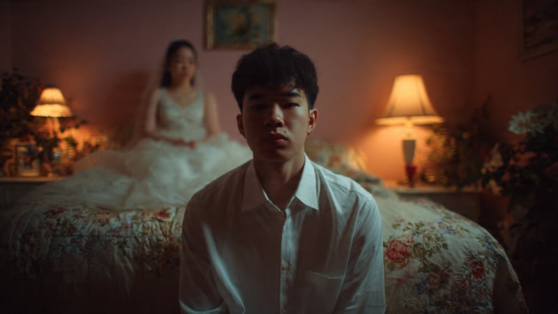 dem-tan-hon,-chong-om-goi-ra-ngu-rieng-chi-vi-mot-chiec-phong-bi-cuoi-bat-thuong