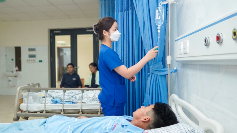 nhieu-gio-dung-nau-co-cuoi-giua-thoi-tiet-nang-nong,-mot-dau-bep-choang-vang,-met-la