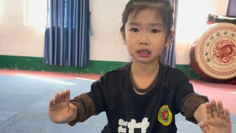 be-gai-5-tuoi-luyen-vo-den-bat-khoc-van-khong-bo-cuoc,-gay-sot-mang-xa-hoi