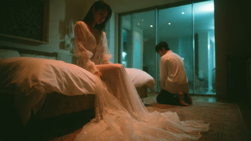 dem-tan-hon,-dang-hao-huc-cho-dong-phong,-chong-bong-quy-sup-xuong-chan-van-nai