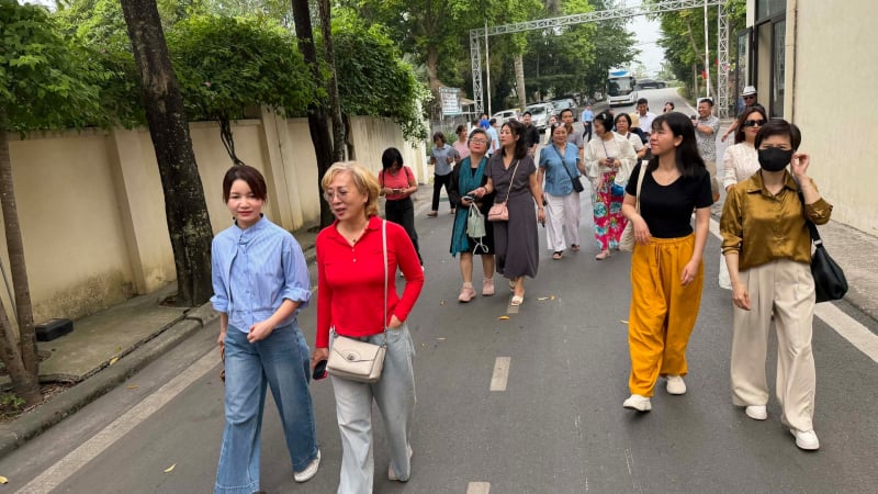 nghi-le-30/4-tai-thu-do:-tu-tour-tau-hoa-nam-cua-o-den-cho-phien-vung-cao-giua-long-ha-noi