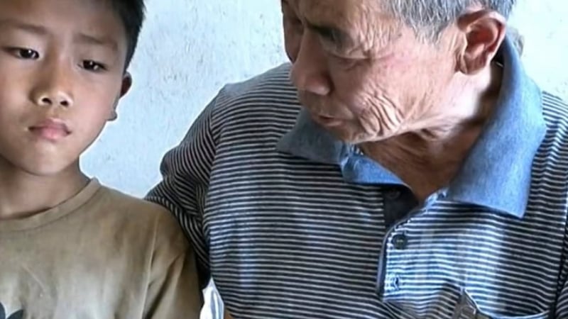 cau-be-mo-coi-len-mang-thit-tu-truong-hoc-ve-cho-ong,-khien-46-trieu-nguoi-roi-nuoc-mat