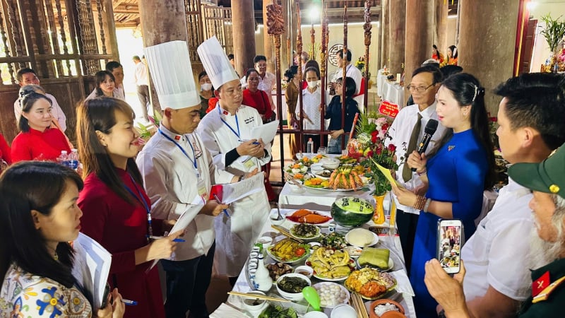 den-hy-cuong-xem-nguoi-dan-thoi-hon-vao-mam-co-tri-an-cac-vua-hung