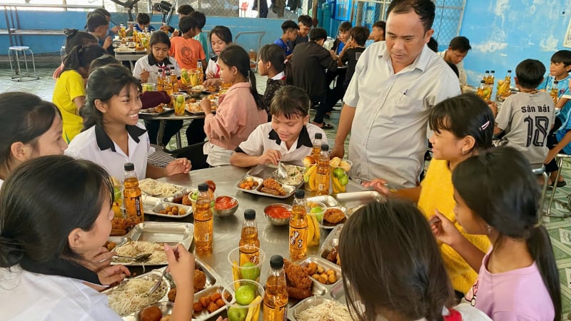 am-long-hinh-anh-hoc-sinh-vung-cao-da-nang-lan-dau-trai-nghiem-“buffet”