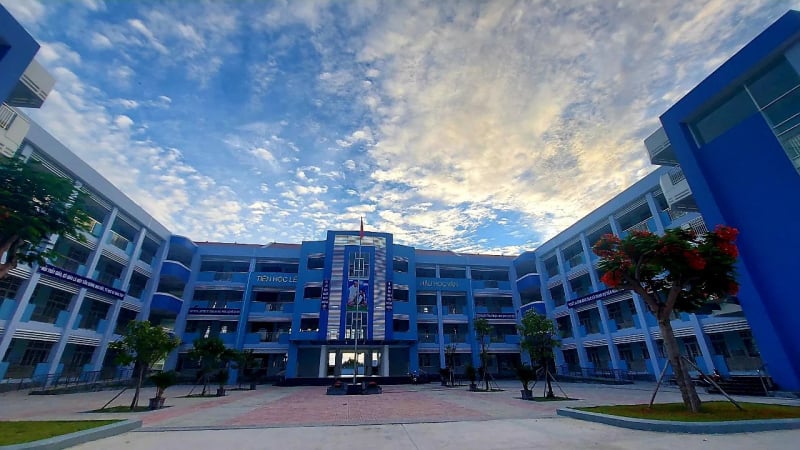 co-giao-phat-hoc-sinh-chich-kim-tiem-bi-dieu-chuyen-lam-nhan-vien-thiet-bi