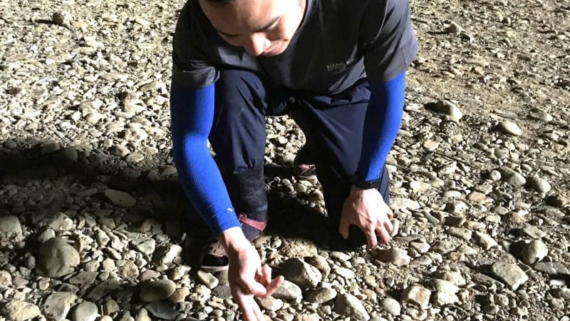 phat-hien-5-riu-da-8.000-nam-tuoi-trong-mot-hang-dong-o-quang-tri,-lo-dau-tich-nguoi-tien-su