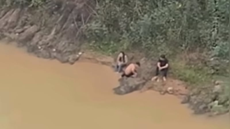 hai-nam-sinh-lao-xuong-song-kip-thoi-cuu-nu-sinh-lop-11-nhay-cau