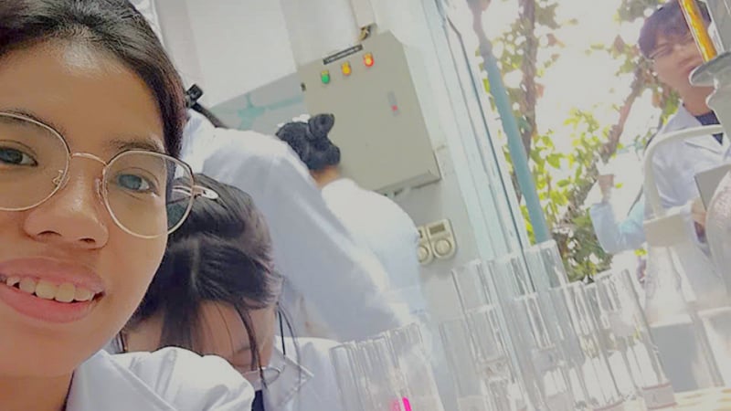 bai-du-thi-ngay-mai-trong-mat-em:-khi-nhung-trang-sach-khong-con-la-ganh-nang