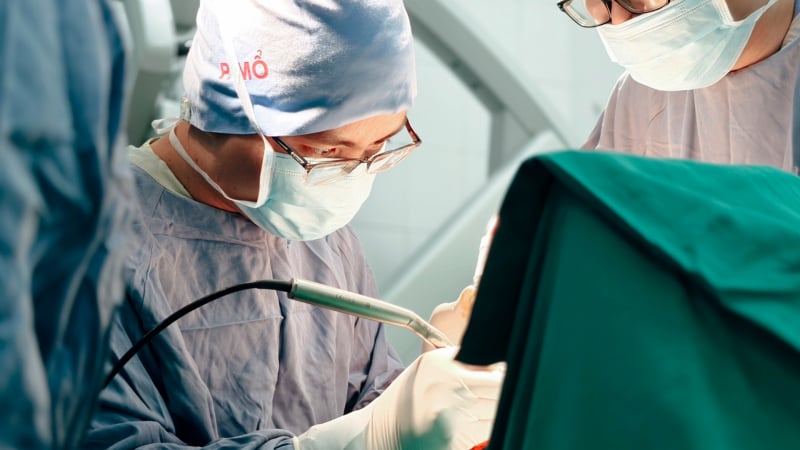 2-nam-sinh-nhap-vien-voi-chia-khoa-cam-vao-dau,-but-cam-tang-sinh-mon-vi-tro-dua-cua-ban-be