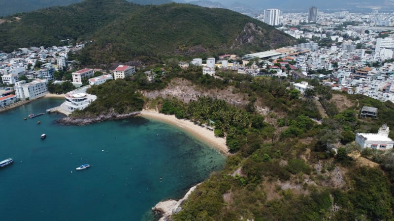 giai-ma-suc-hut-lau-bao-dai-nha-trang:-co-gi-ben-trong-dinh-thu-vua-tai-xuat-sau-10-nam?