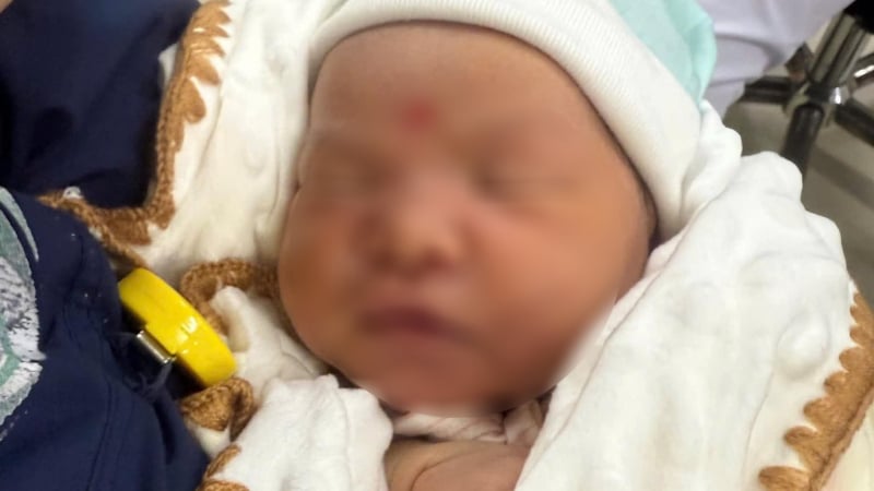 be-gai-10-ngay-tuoi-bi-bo-roi-ngay-tai-khoa-cap-cuu-benh-vien-huu-nghi-da-khoa-nghe-an