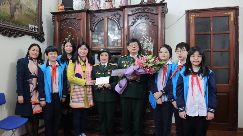 thay-hieu-truong-dang-kinh-o-ha-noi-tung-“viet-don-bang-mau”-xin-nhap-ngu-nam-1965