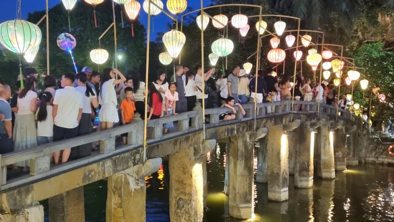 dong-nguoi-un-un-do-ve-ninh-binh:-pho-co-hoa-lu-tac-loi-di,-2.000-ty-doanh-thu-sau-2-ngay