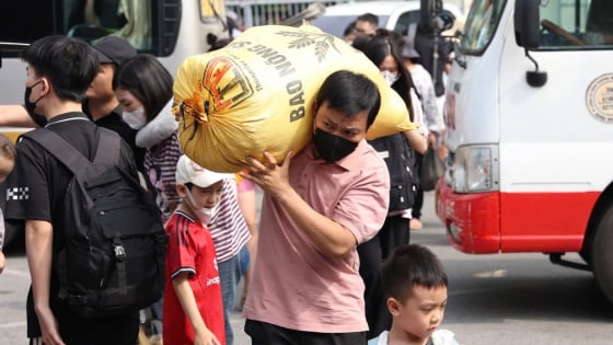 ben-xe-ha-noi-bat-dau-nong,-nguoi-dan-un-un-tro-lai-thu-do