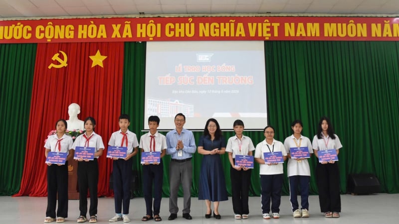 gap-hoc-sinh-tai-dac-khu-con-dao,-hieu-truong-truong-dai-hoc-su-pham-tp.hcm-xuc-dong-nghen-ngao
