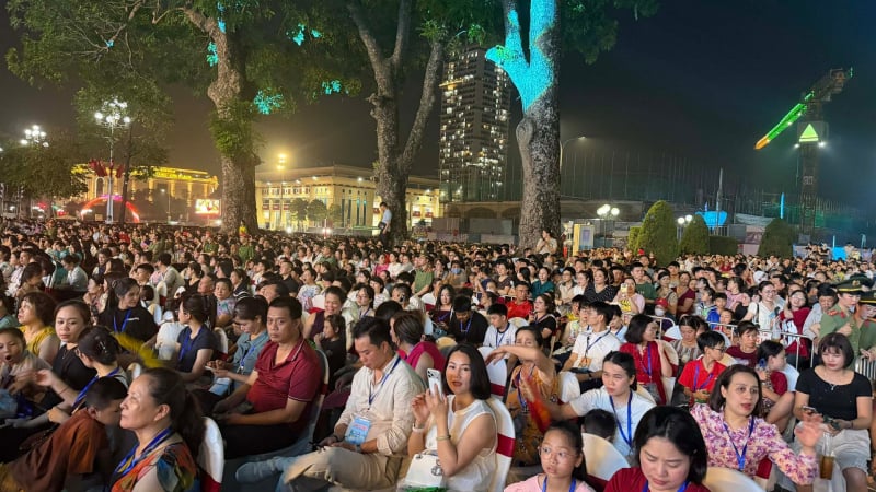 bien-nguoi-phu-kin-quang-truong-vo-nguyen-giap-trong-dem-khai-mac-mua-du-lich-thai-nguyen-2026