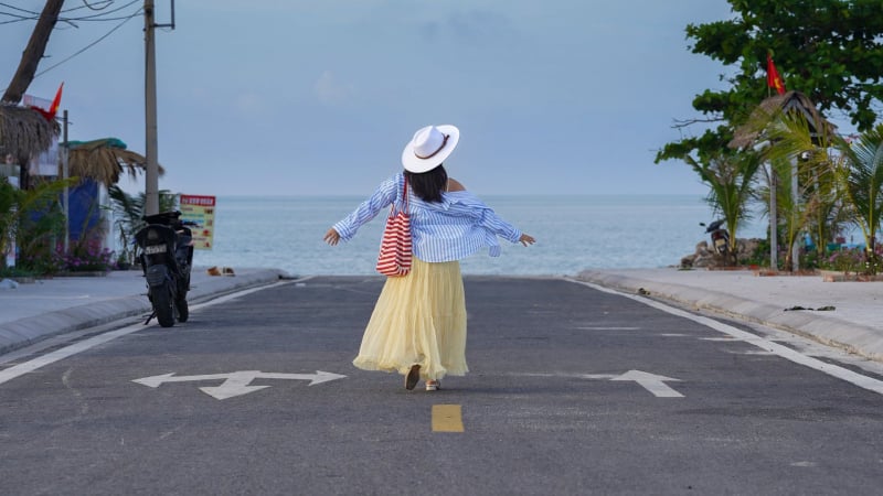 ghe-hon-dao-dep-cach-ha-noi-220km,-khach-thuong-thuc-no-ne-loat-dac-san-tuoi-ngon