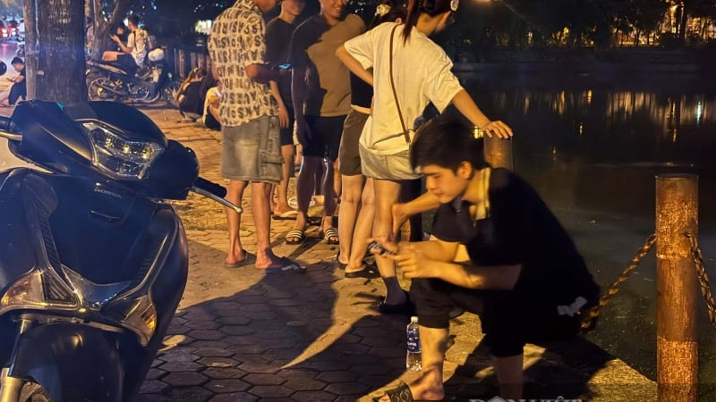mat-dien-giua-dem-nong-ky-luc,-nguoi-ha-noi-vat-vo-ven-ho-hong-gio