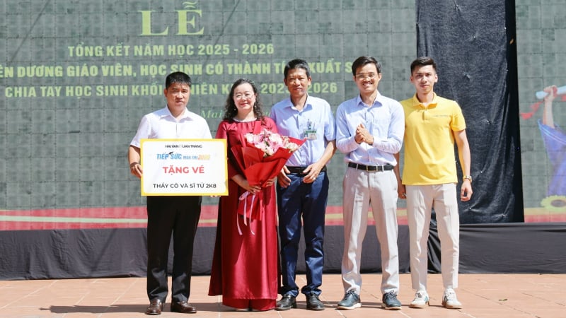 trao-tang-the-dong-hanh-tri-gia-5-trieu-dong,-ho-tro-xe-co-cho-hang-nghin-si-tu-vung-cao