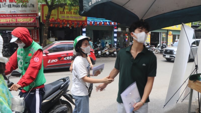 me-bat-grab-tuc-toc-mang-giay-to-cho-con-kip-gio-thi-gianh-suat-lop-10-day-cam-go-tai-ha-noi