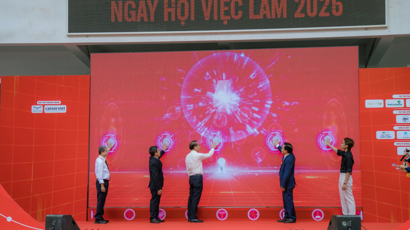 ngay-hoi-viec-lam-o-dak-lak-sinh-vien-tiep-can-co-hoi-nghe-nghiep-ngay-tai-truong