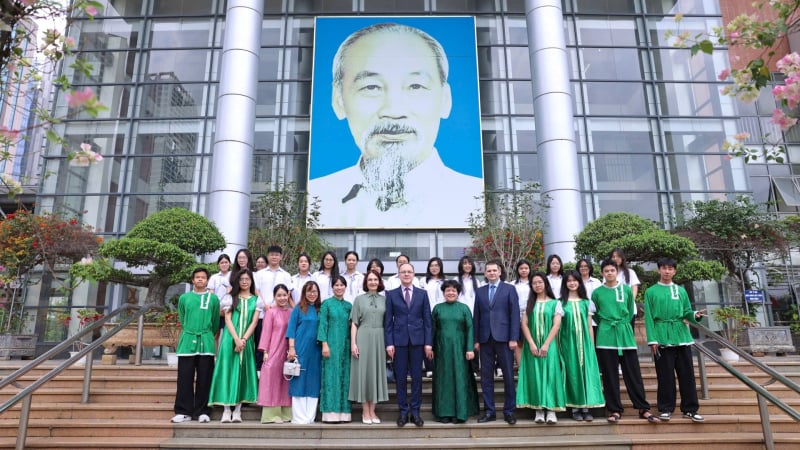 dai-su-nga-tham-truong-thpt-chuyen-ha-noi-–-amsterdam,-mo-rong-co-hoi-hoc-tap-cho-hoc-sinh-viet-nam