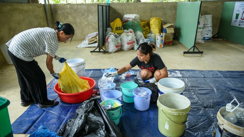 da-nang:-ky-la-phien-cho-mua-hang-khong-can-tien,-cu-mang…-rac-ra-la-doi-duoc-hang-hoa