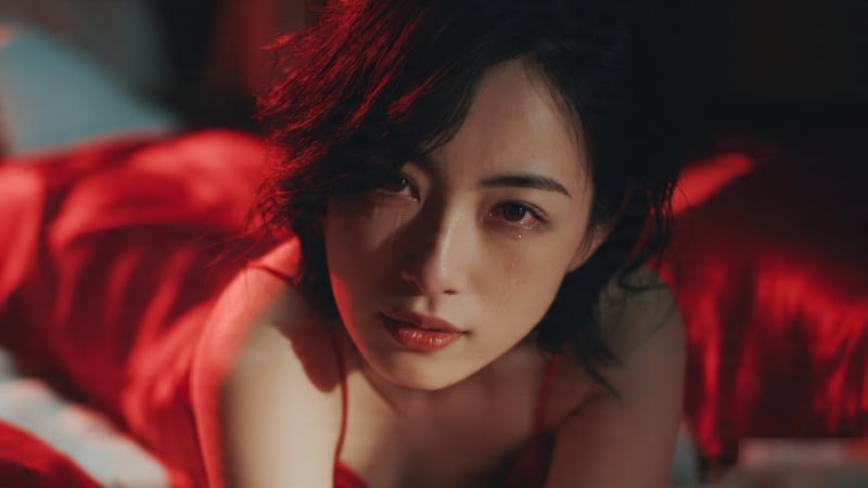 dem-tan-hon,-dang-sung-suong-om-cay-vang-cuoi,-co-dau-bat-chot-bi-chong-danh-no-dom-dom-mat