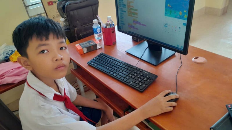 bai-du-thi-ngay-mai-trong-mat-em:-uoc-mo-la-mot-lap-trinh-vien