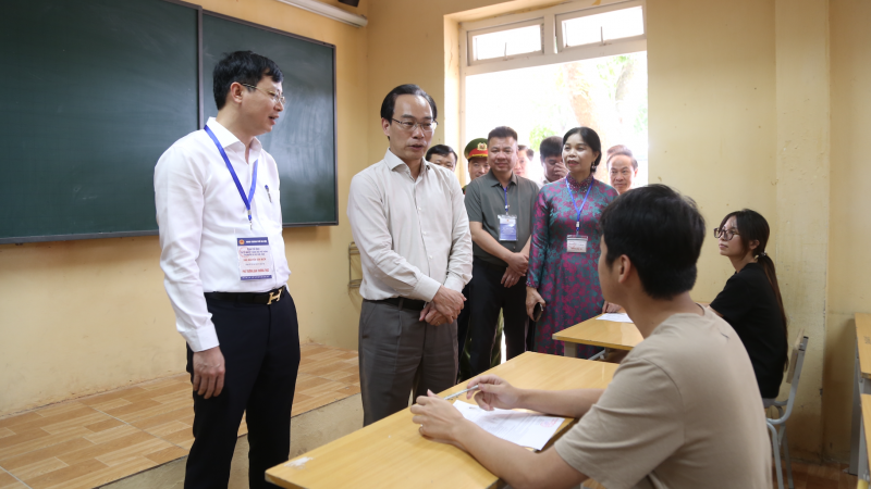 chieu-nay-(10/6),-hon-1,2-trieu-thi-sinh-lam-thu-tuc-du-thi-tot-nghiep-thpt-2026