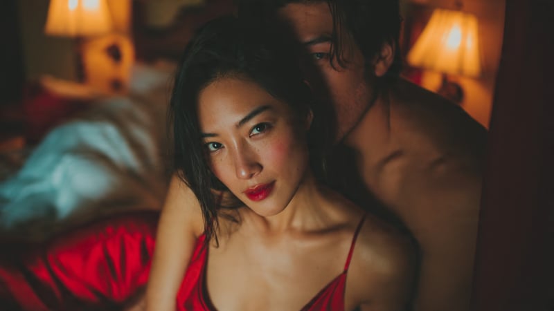 dem-tan-hon-chong-ep-xem-phim-nhay-cam-de-hoc-tap-ky-nang,-con-noi-loi-khien-toi-chet-lang