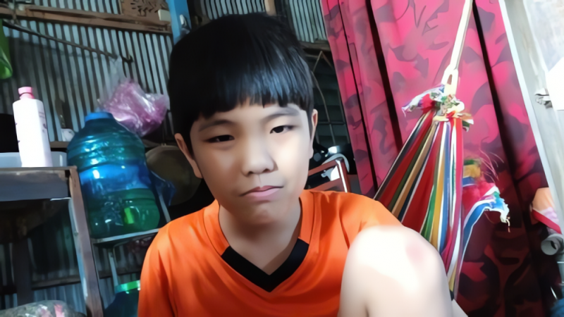 bai-du-thi-ngay-mai-trong-mat-em:-dua-em-trai-be-nho-se-roi-chiec-vong,-buoc-ra-nhin-the-gioi