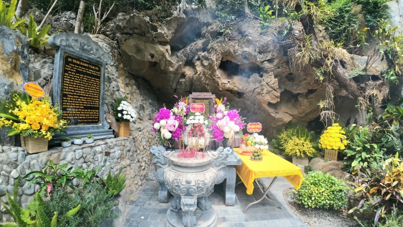 nguoi-dan-tu-nhieu-noi-ve-hang-tam-co-dang-huong-tuong-nho-13-anh-hung-liet-si