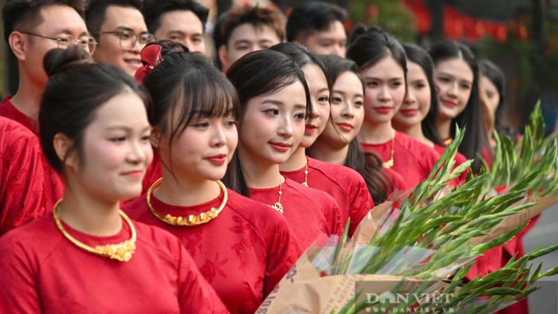 quang-tri-khuyen-khich-co-dau-chu-re-dang-hoa-nghia-trang-liet-si-trong-ngay-cuoi