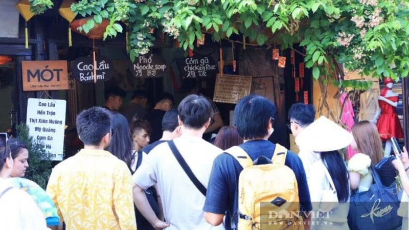 du-khach-xep-hang-dai-o-hoi-an-cho-mua-ly-nuoc-thao-moc-hot-ran-ran-tren-mang-xa-hoi