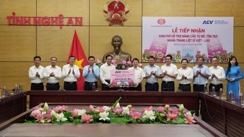 acv-trao-20-ty-dong-ho-tro-nang-cap-nghia-trang-liet-si-viet-–-lao