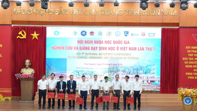 hang-tram-chuyen-gia,-giang-vien,-giao-vien-hoi-tu,-ban-giai-phap-phat-trien-linh-vuc-sinh-hoc