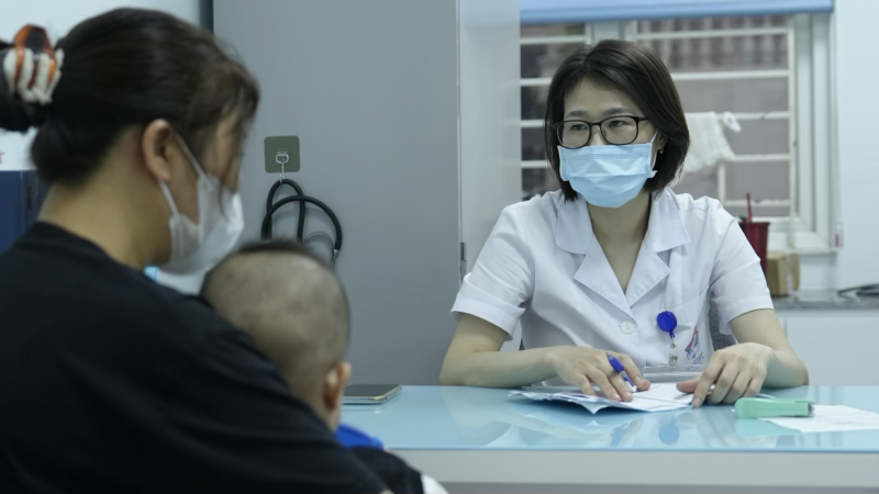 hai-con-cung-nhiem-adenovirus,-bac-si-chuyen-khoa-noi-gi?