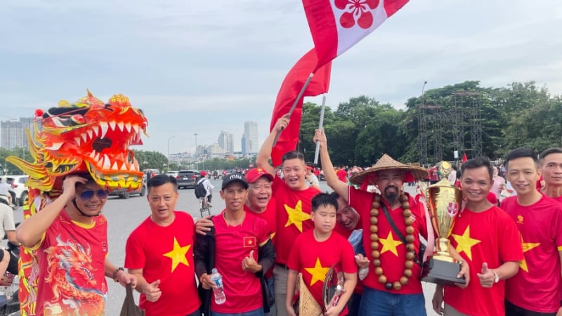 co-dong-vien-doi-rong-vang,-cam-cup-tiep-lua-cho-doi-tuyen-viet-nam