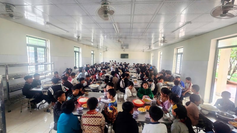 thay-hieu-truong-be-tac,-keu-goi-ho-tro-gao,-gas-cho-hon-300-hoc-sinh-xa-nha-o-lai-truong