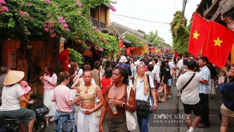 du-lich-nghi-le-2/9:-tp.hcm-va-ha-noi-but-pha,-trat-tu-ong-lon-bi-dao-lon