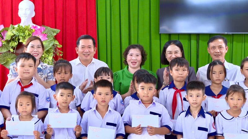 bi-thu-dac-khu-phu-quoc-dinh-van-noi-tang