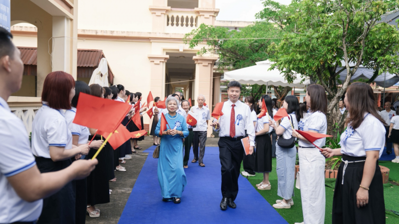 que-huong-co-tong-bi-thu-truong-chinh-co-ngoi-truong-giau-truyen-thong-65-tuoi,-cuu-hoc-sinh-hao-huc-tro-ve